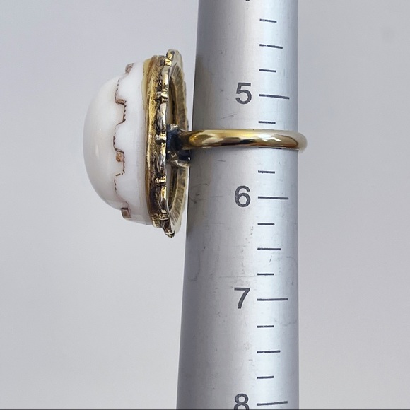 Vtg Gold Tone White Faux Agate Oval Statement Ring - Picture 9 of 11